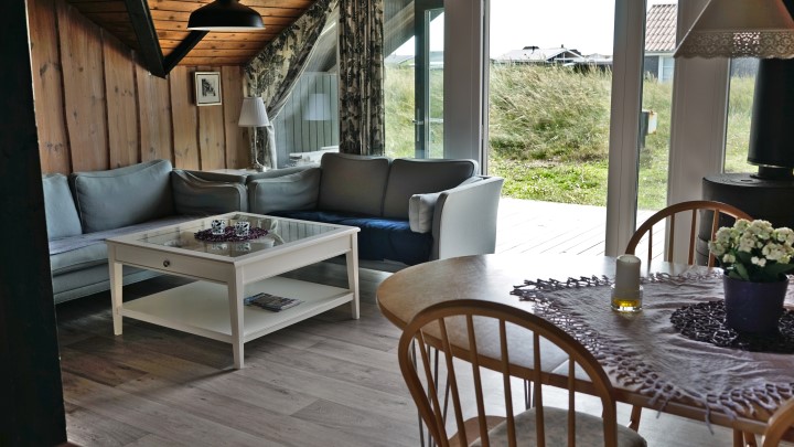 Wohnzimmer mit zwei Sofas und einem Couchtisch